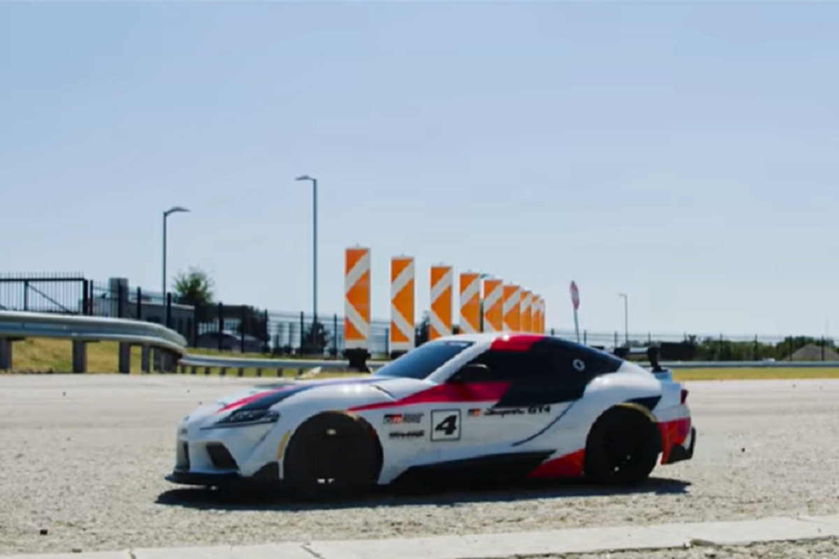 Toyota GR Supra GT4 dieu khien tu xa 