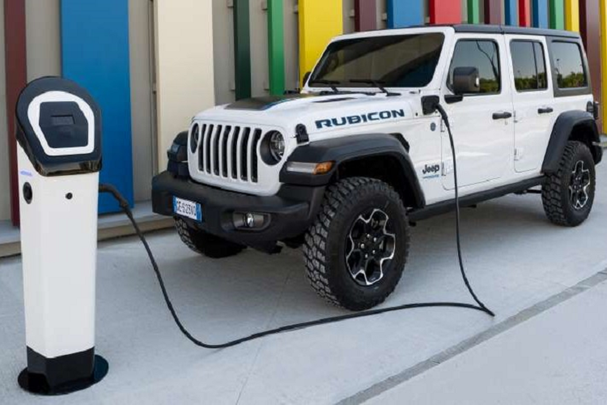 Jeep Wrangler 2022 plug-in hybrid sap ban tai Chau Au