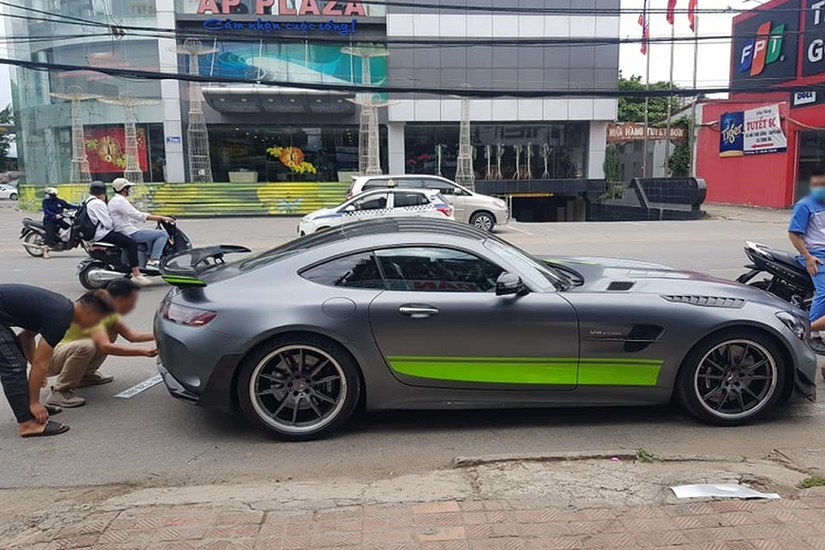 Minh Nhua tau Mercedes-AMG GT R hon 12 ty, 