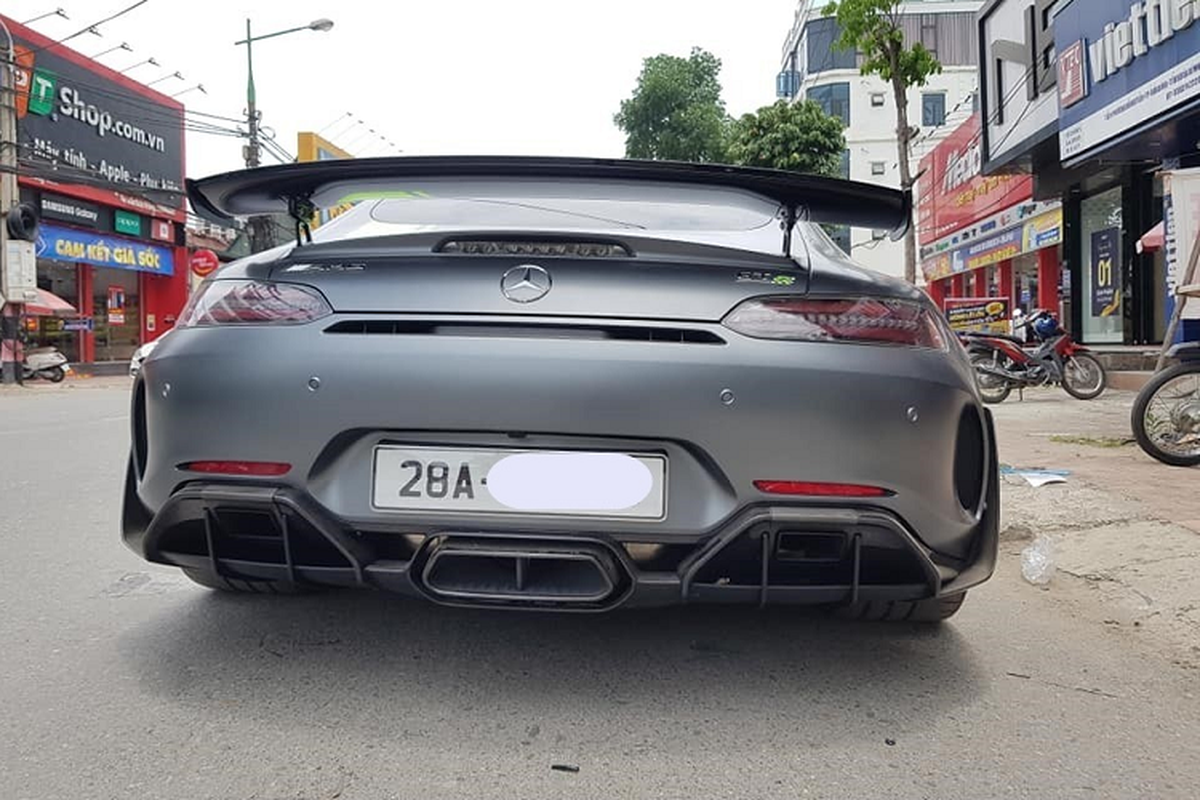 Minh Nhua tau Mercedes-AMG GT R hon 12 ty, 