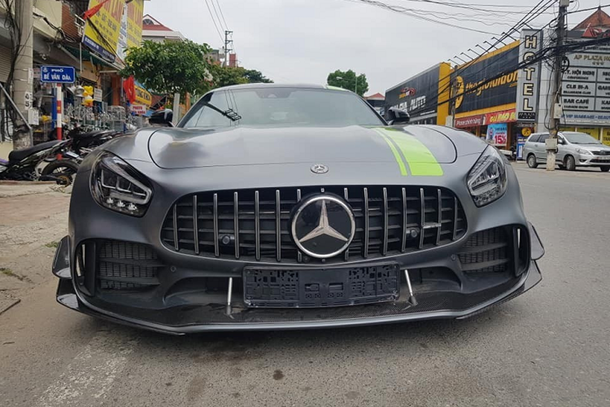 Minh Nhua tau Mercedes-AMG GT R hon 12 ty, 