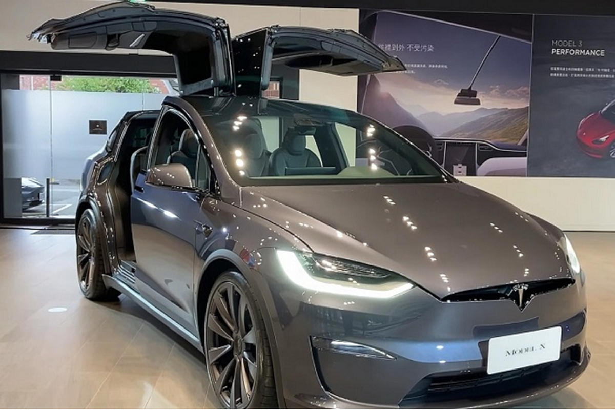 Tesla Model X Plaid 2022 them cau hinh 7 cho va cong sac CCS2