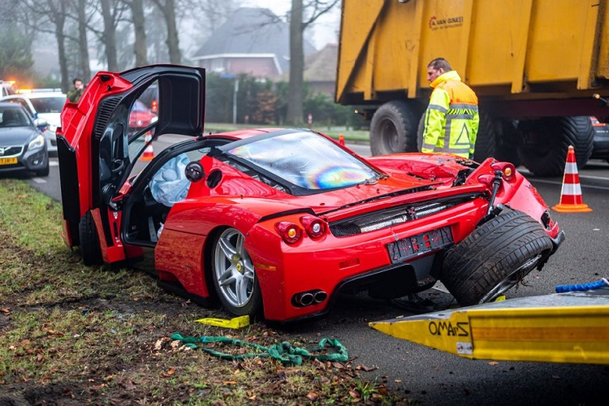 Ferrari Enzo 60 ty dong 