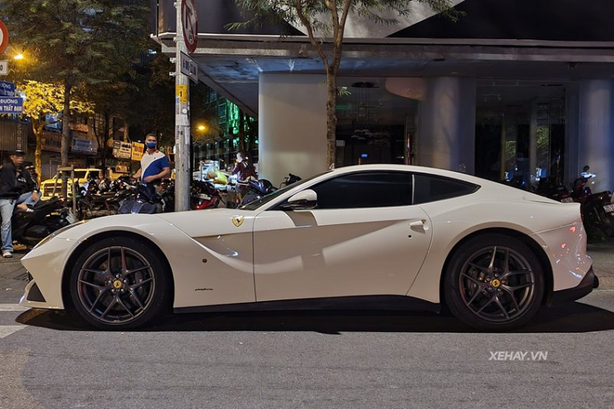 Ferrari F12 Berlinetta hon 20 ty, mau doc tai Viet Nam o Sai Gon