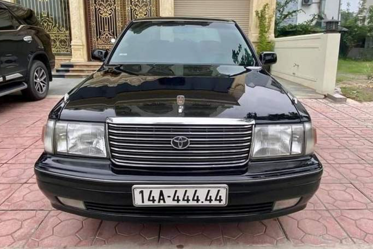 Toyota Crown Bo truong bien 