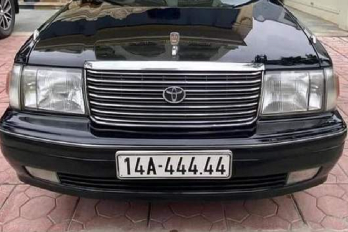 Toyota Crown Bo truong bien 