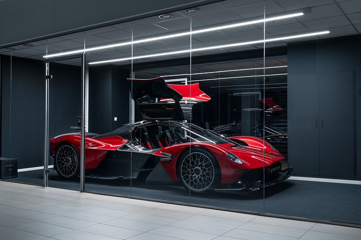 Ngam sieu pham Aston Martin Valkyrie mau Supernova Red tuyet dep