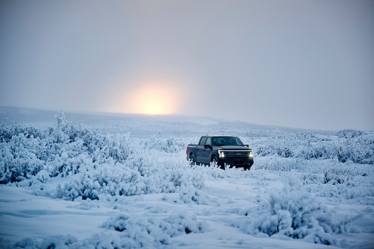 Ford F-150 Lightning cang them “hot” khi off-road tren nui tuyet-Hinh-2