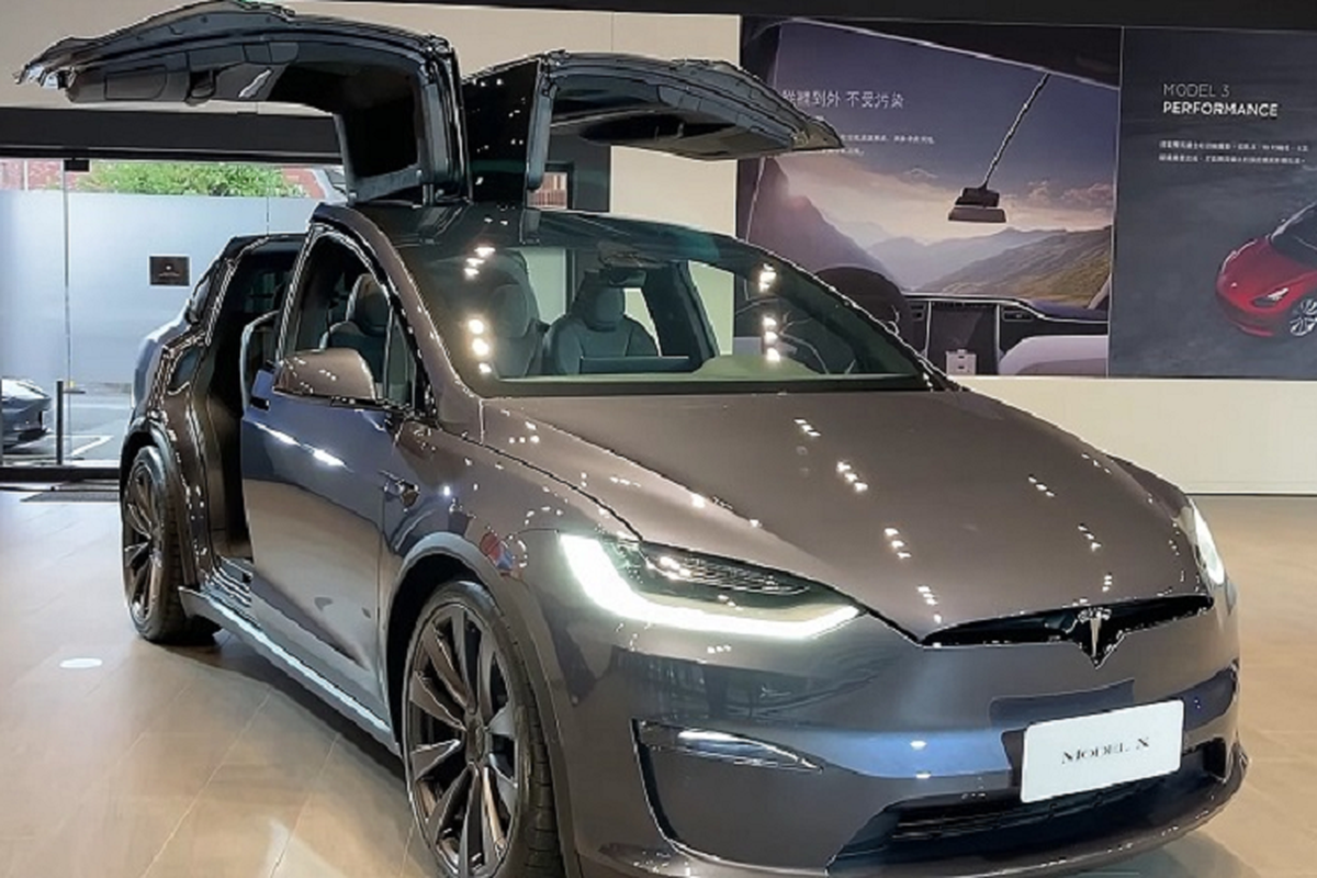 Tesla bi kien vi giao xe qua nhieu loi, xuoc xat trong lan ngoai