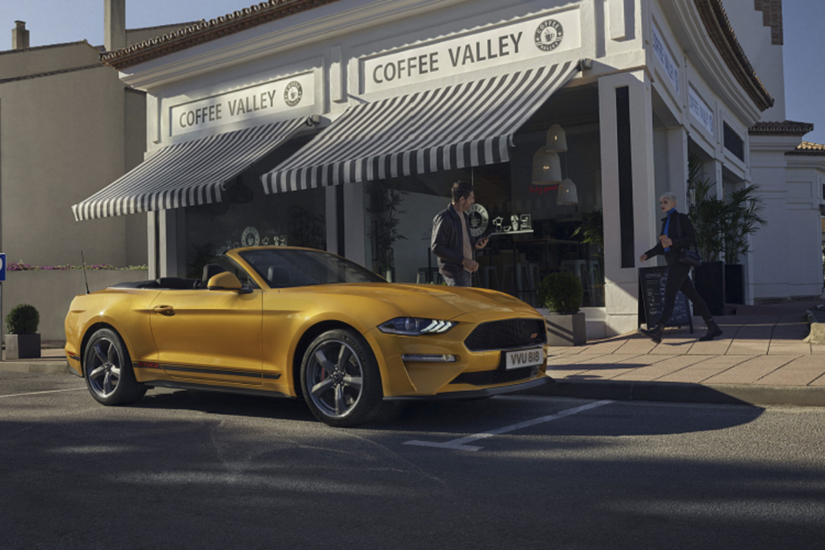 Ford Mustang Convertible California Special dong co V8 den chau Au