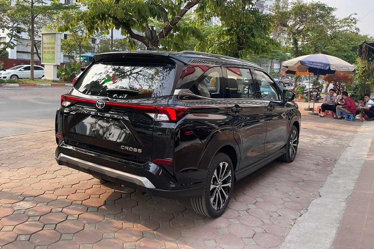 Toyota Veloz Cross 2022 luot rao ban voi dat hon ca xe 