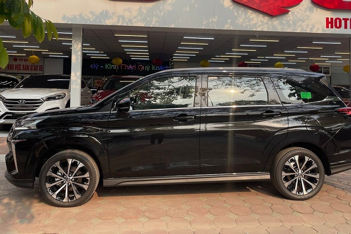 Toyota Veloz Cross 2022 luot rao ban voi dat hon ca xe 