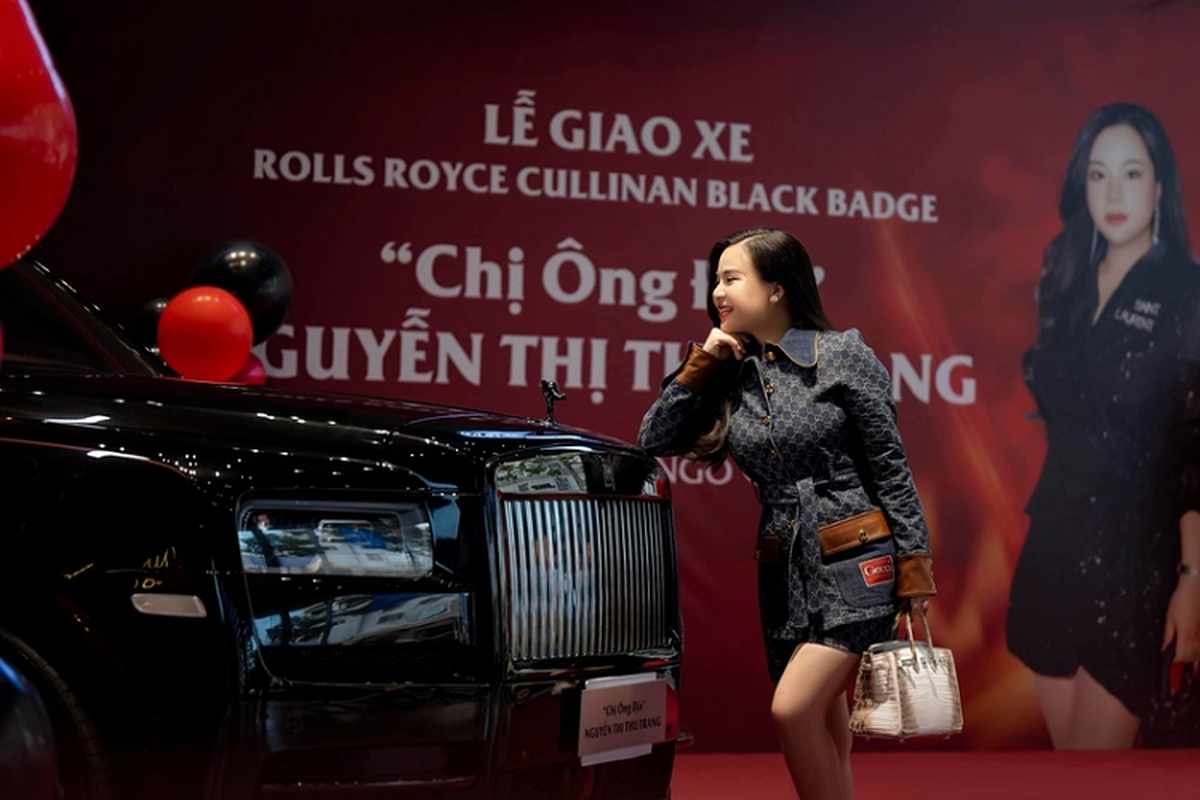 “Chi ong Dia” tau Rolls-Royce Cullinan Black Badge hon 40 ty dong-Hinh-3