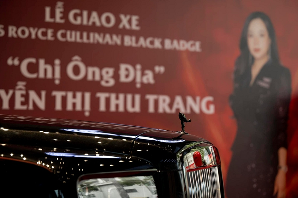 “Chi ong Dia” tau Rolls-Royce Cullinan Black Badge hon 40 ty dong-Hinh-4