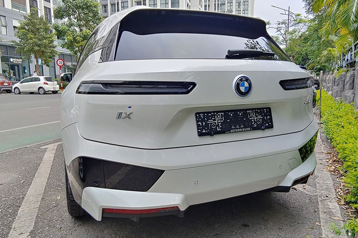 BMW iX xDrive40 chay dien dau tien ve Viet Nam tren pho Ha Noi-Hinh-9