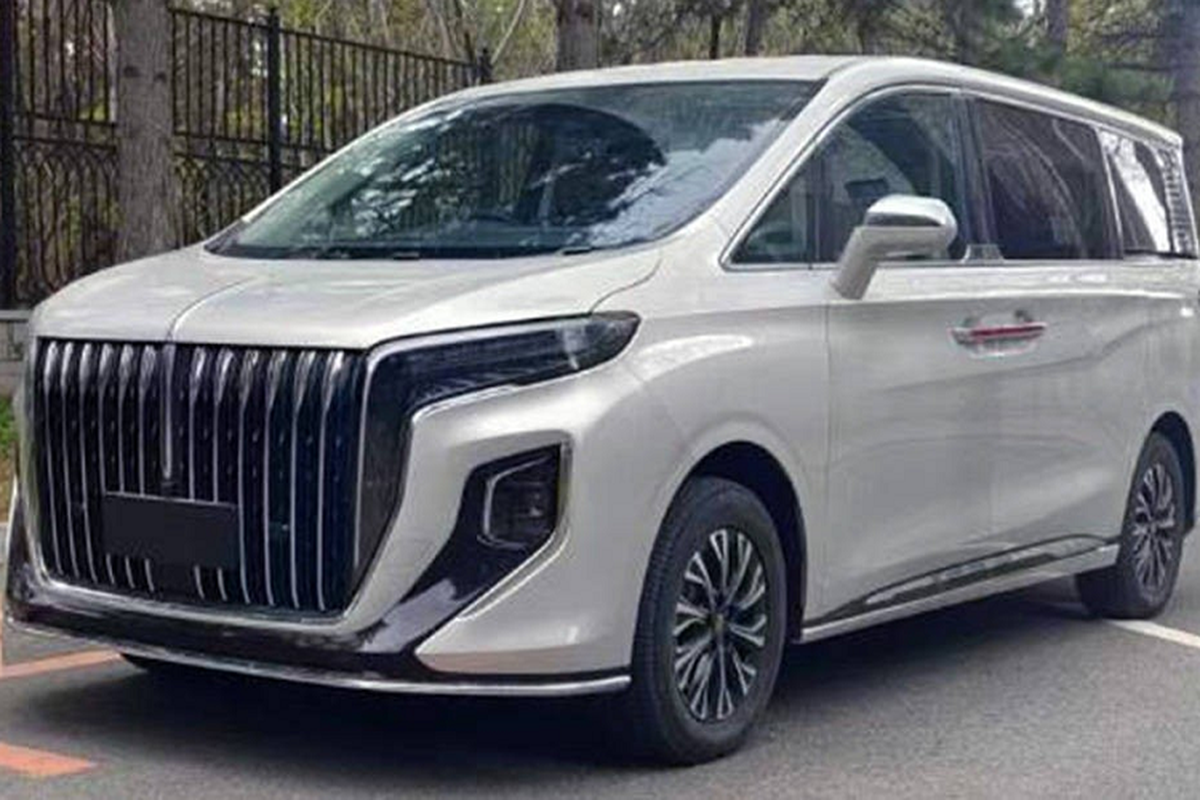 Hong Ky Q8 lo dien, pha hoi nong len “chuyen co mat dat” Toyota Alphard