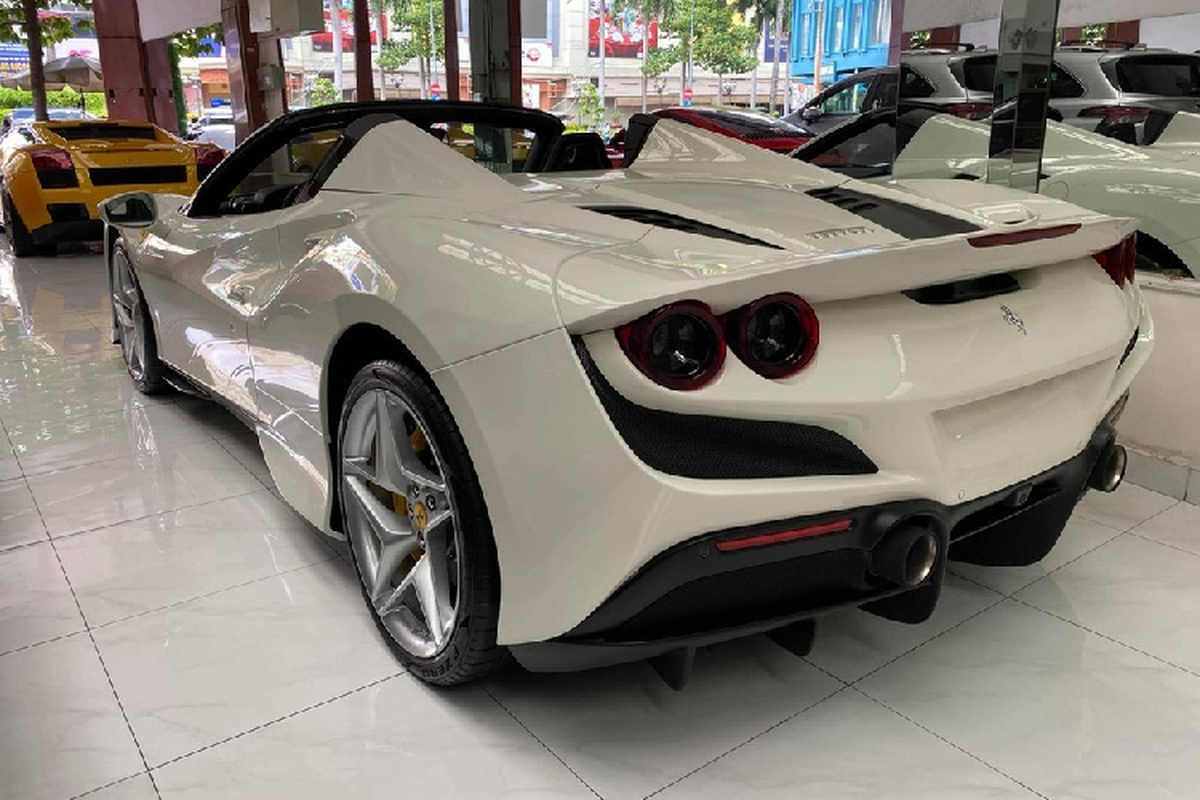 Ferrari F8 Spider hon 25 ty, mau doc cua 