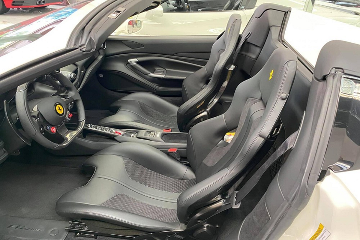 Ferrari F8 Spider hon 25 ty, mau doc cua 