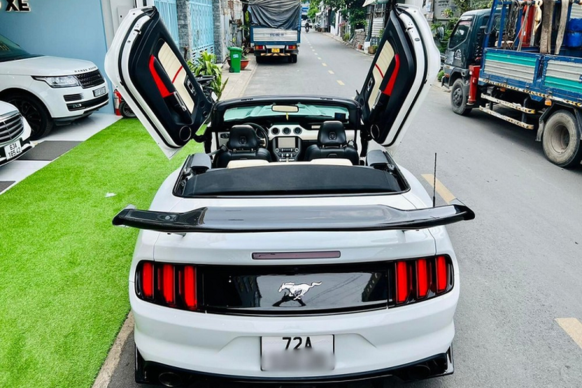 Ford Mustang Convertible 