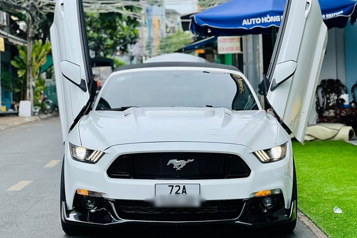 Ford Mustang Convertible 