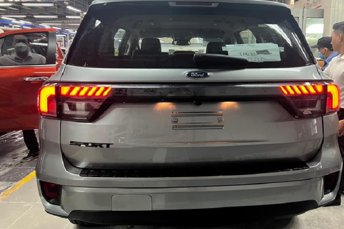 Can canh Ford Everest 2023 
