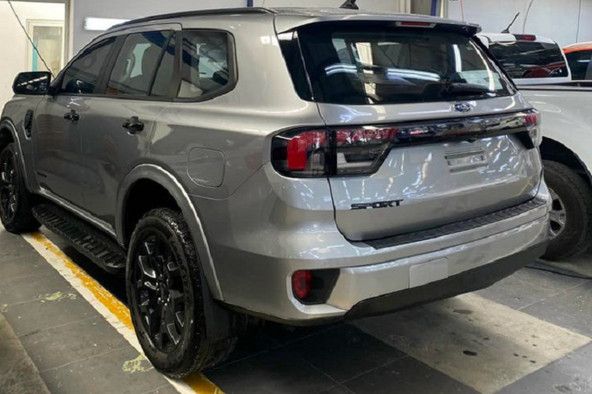 Can canh Ford Everest 2023 