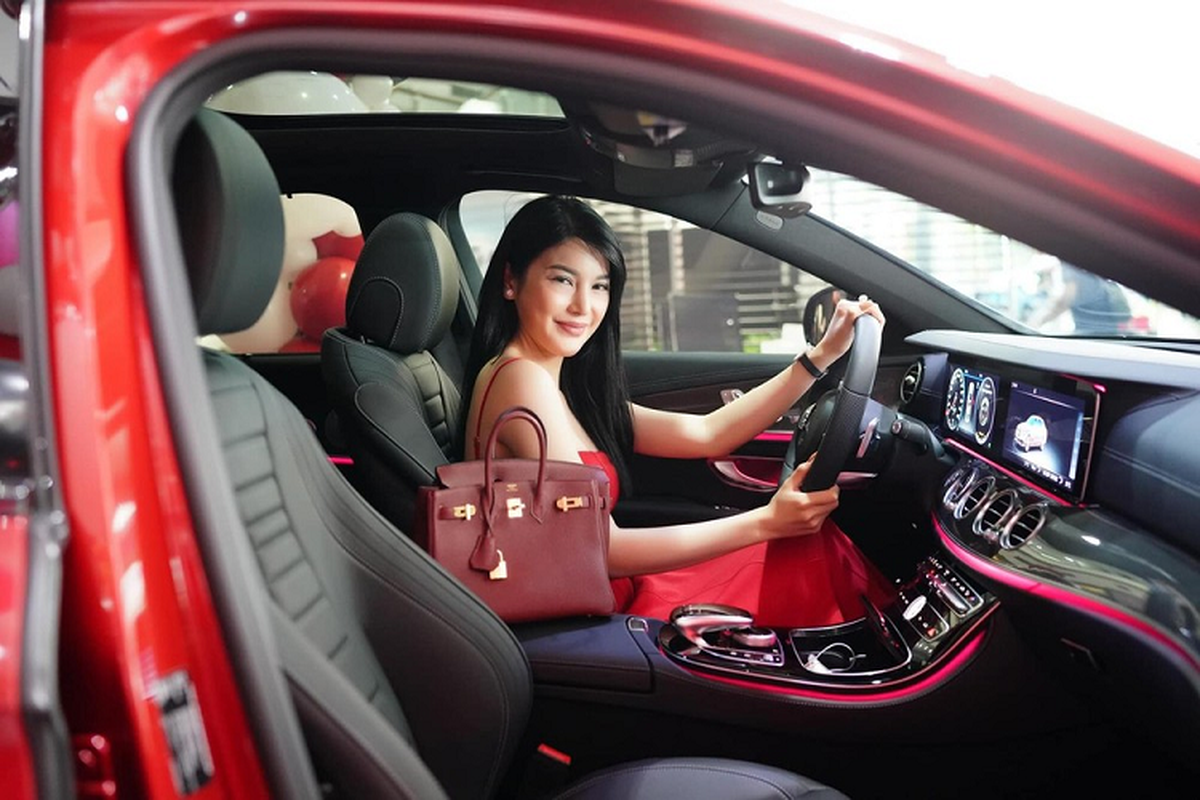 “Ngoc nu bolero” Lily Chen 18 thang tau 4 xe Mercedes-Benz tien ty-Hinh-2
