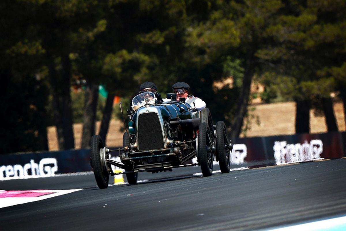 Sebastian Vettel cam lai “ong cu” Aston Martin Grand Prix 1922-Hinh-4