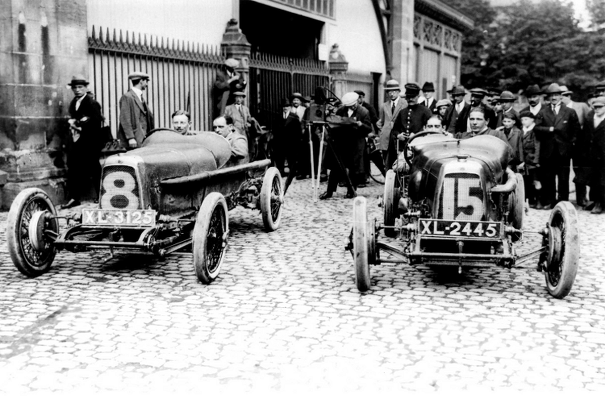 Sebastian Vettel cam lai “ong cu” Aston Martin Grand Prix 1922-Hinh-5