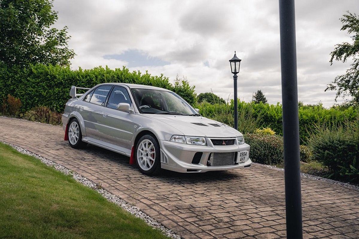 Mitsubishi Lancer Evolution hon 20 tuoi duoc sang tay hon 3,9 ty dong