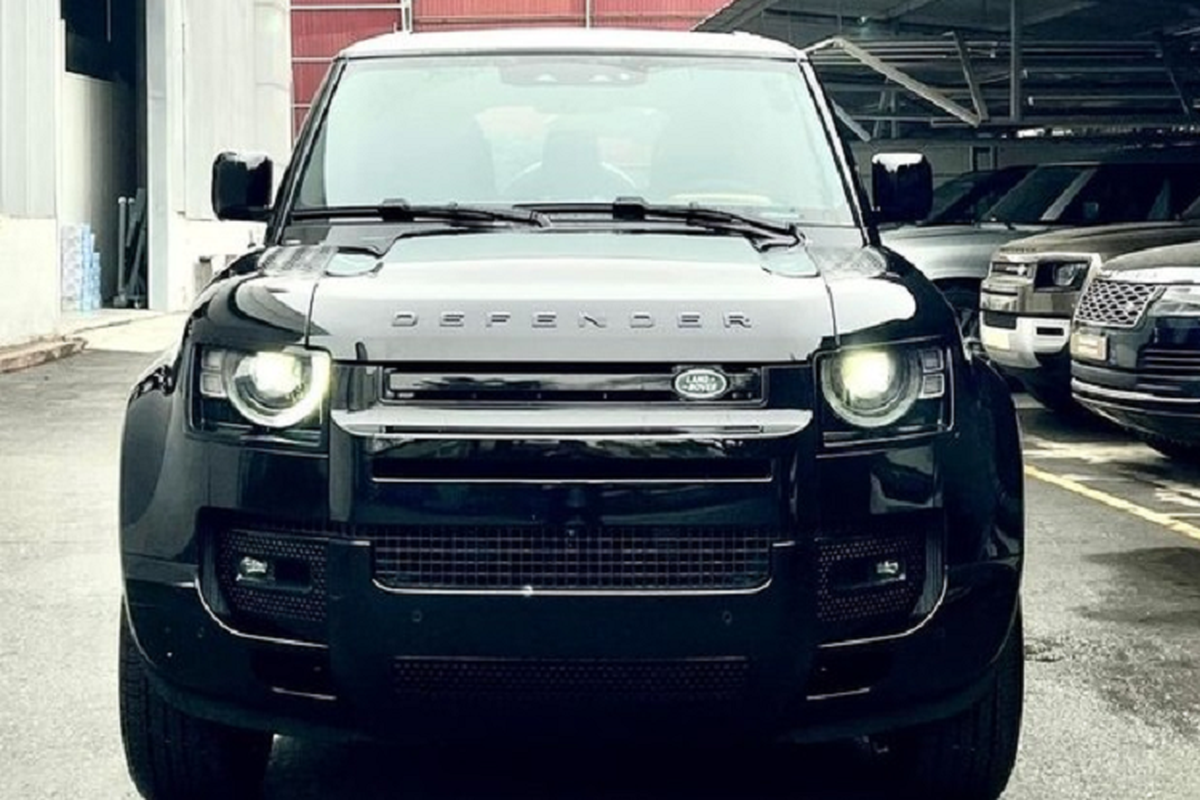 Land Rover Defender X Black Edition tien ty bien 
