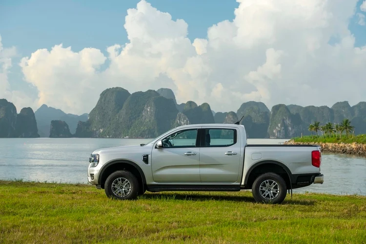 Ford Ranger XLS 4x4 AT 2023 hon 750 trieu tai Viet Nam co gi 