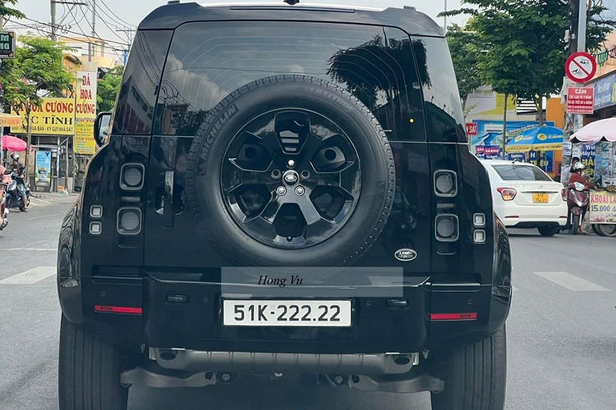 Land Rover Defender X Black Edition tien ty bien 