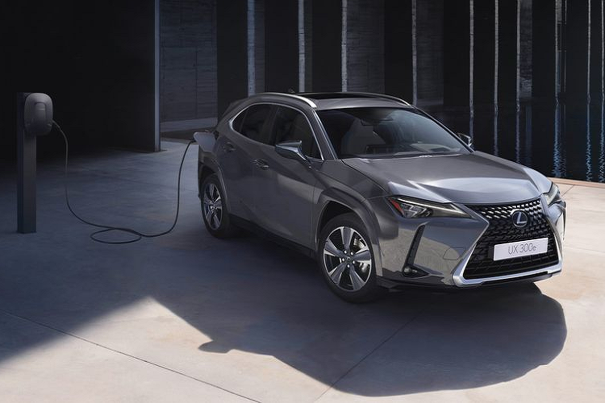 Lexus UX 300e 2023 chay dien nang cap, lan banh toi 450 km/lan sac