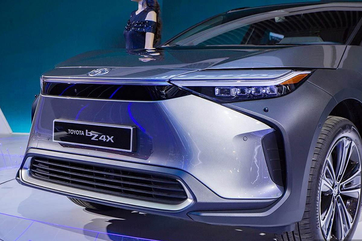 Can canh Toyota bZ4X chay hon 400km/lan sac tai trien lam VMS 2022-Hinh-3