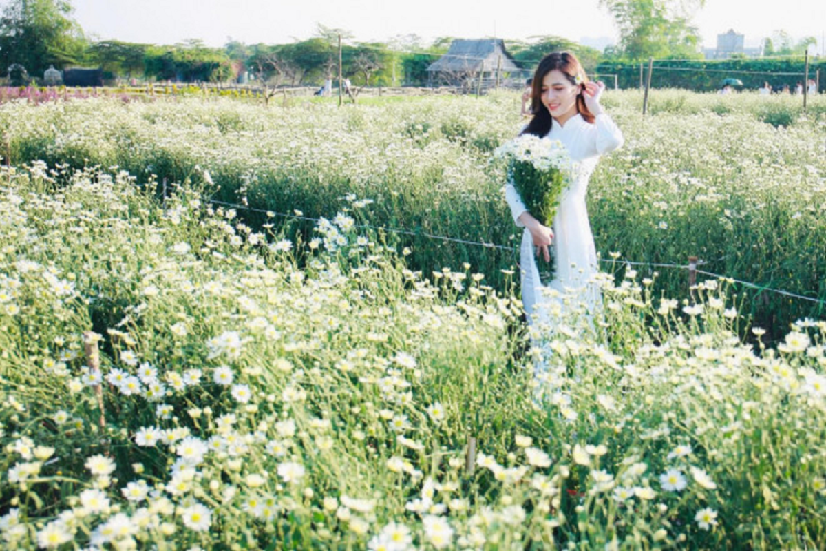 Xao xuyen ngam thieu nu dien ao dai tao dang ben loai hoa bao dong-Hinh-7