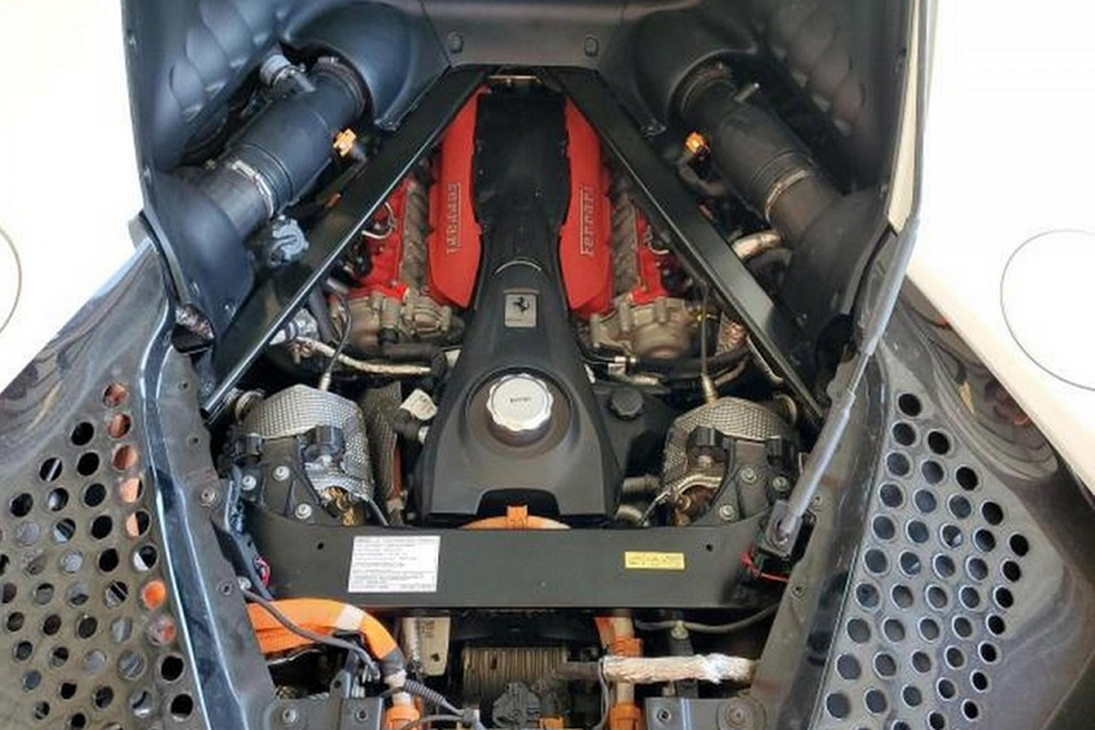 Ferrari SF90 va Rolls-Royce Cullinan ban re chi 1/2 sau ngap lut o My-Hinh-4