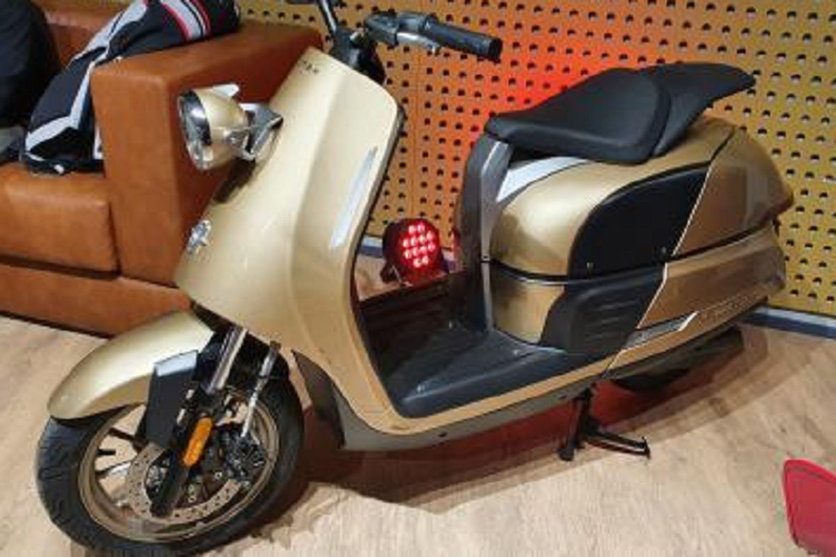 MV Agusta Ampelio - scooter dien co the doi pin 