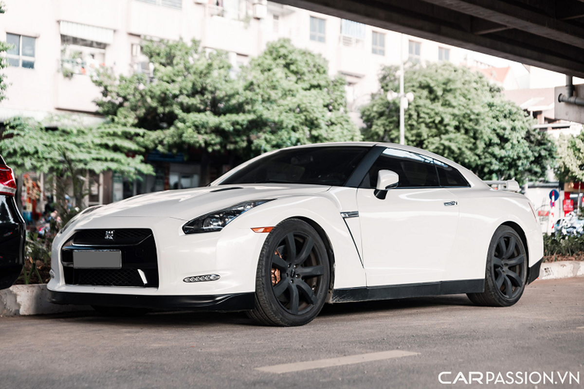 Nissan GT-R doc nhat Ha Noi tai xuat sau thoi gian dai “o an”