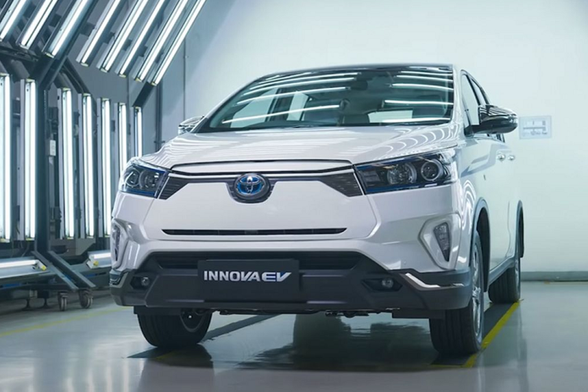 Toyota Innova EV chay thu truoc ngay mo ban, Mitsubishi Xpander de chung-Hinh-2