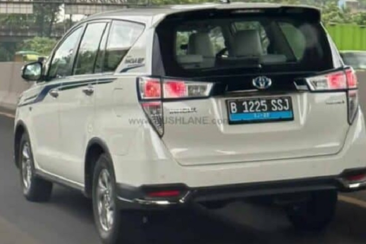 Toyota Innova EV chay thu truoc ngay mo ban, Mitsubishi Xpander de chung-Hinh-4