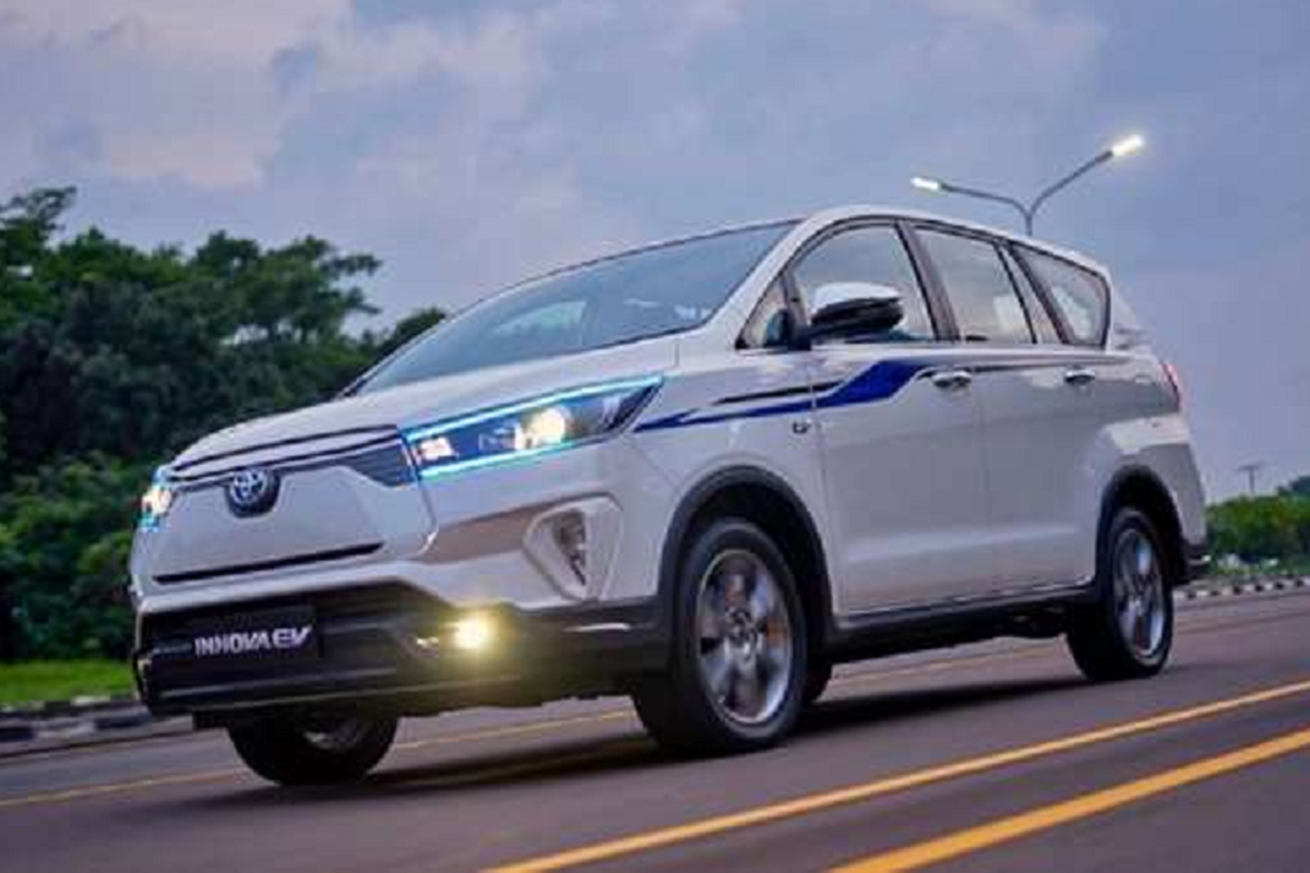 Toyota Innova EV chay thu truoc ngay mo ban, Mitsubishi Xpander de chung-Hinh-7