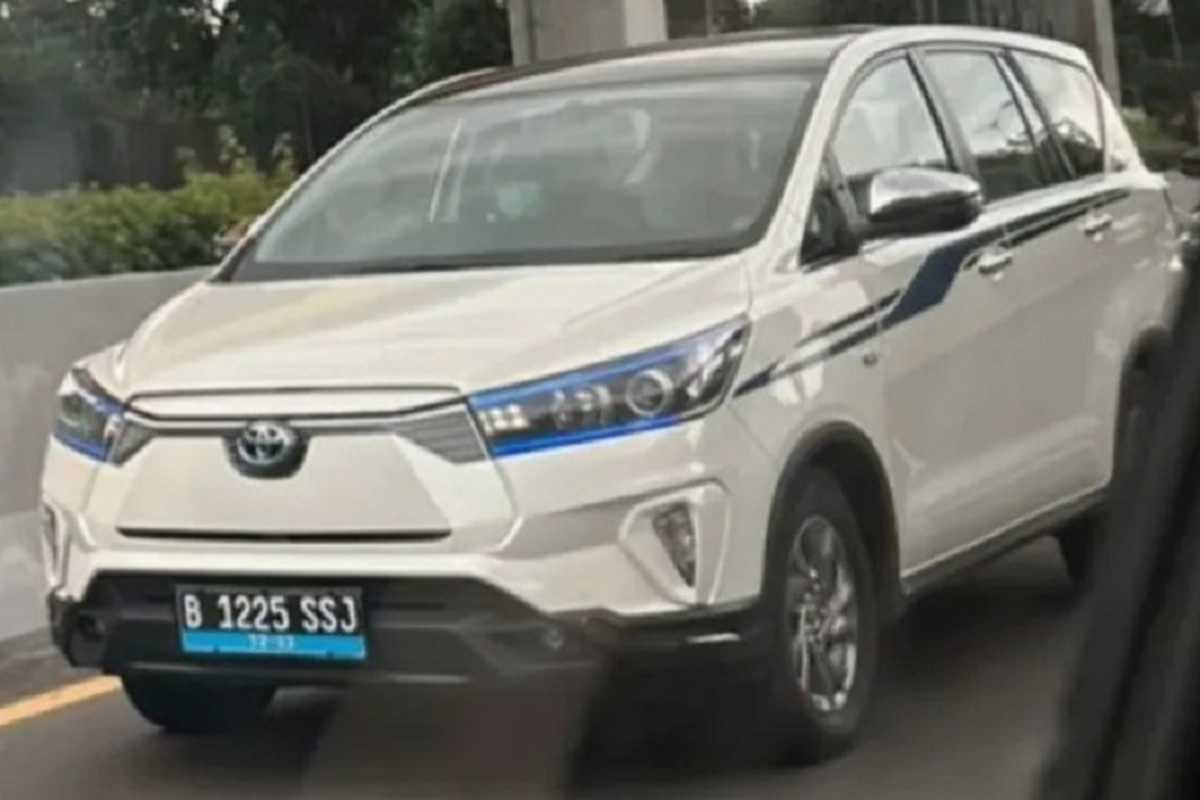 Toyota Innova EV chay thu truoc ngay mo ban, Mitsubishi Xpander de chung