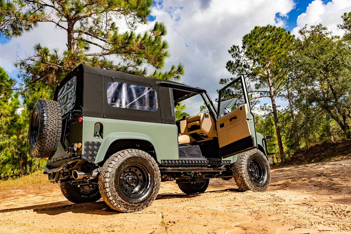 Ngam bo doi Land Rover Defender 90 Restomod 