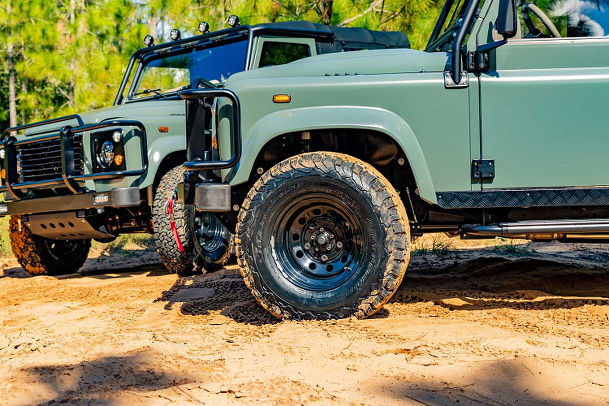 Ngam bo doi Land Rover Defender 90 Restomod 