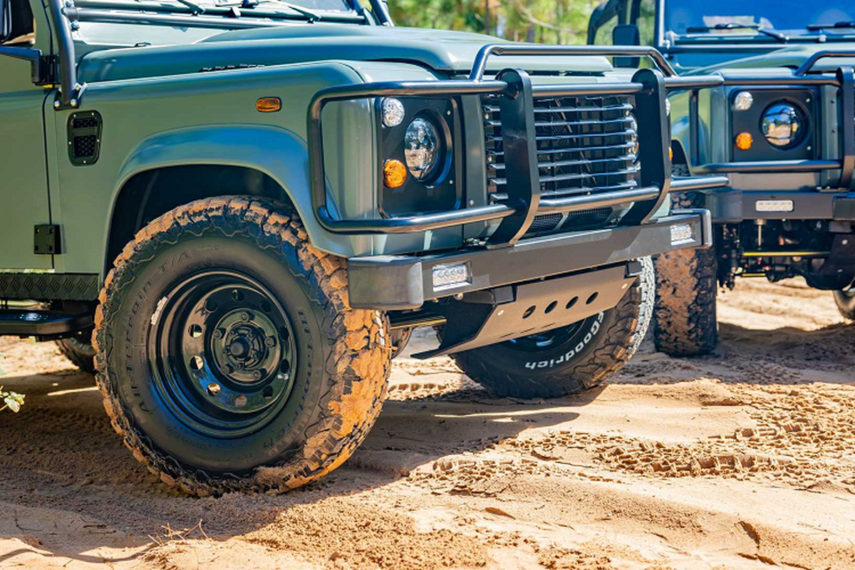 Ngam bo doi Land Rover Defender 90 Restomod 