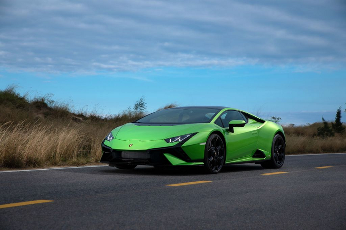 Lamborghini Huracan Tecnica gan 19 ty ra Ha Noi don Tet Quy Mao