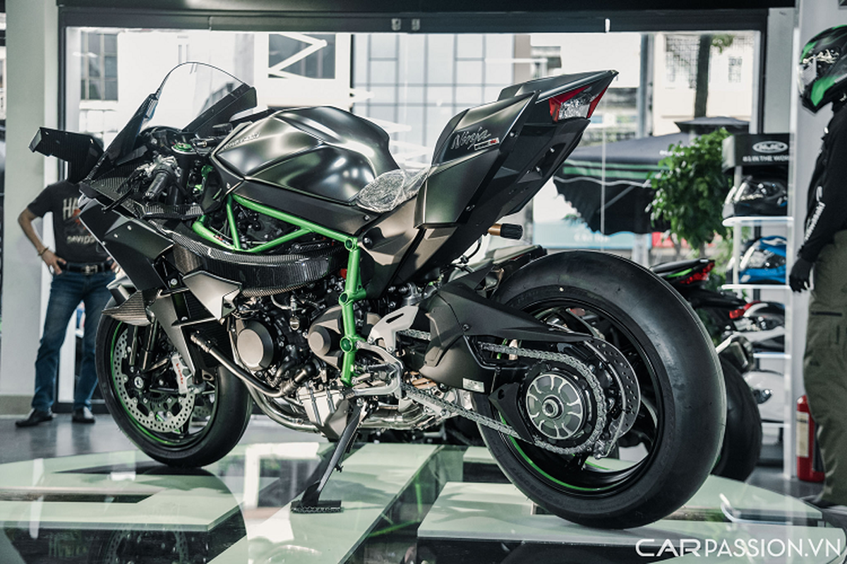 Kawasaki Ninja H2R gan 2 ty tai Viet Nam, dat ngang BMW 3-Series “dap hop”-Hinh-2