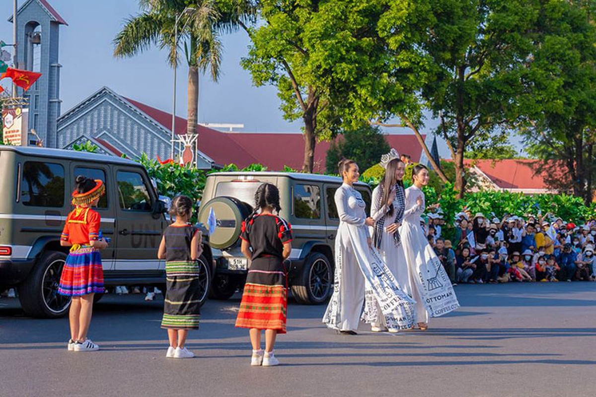 Dan SUV tram ty cua Dang Le Nguyen Vu tai Le hoi ca phe 2023