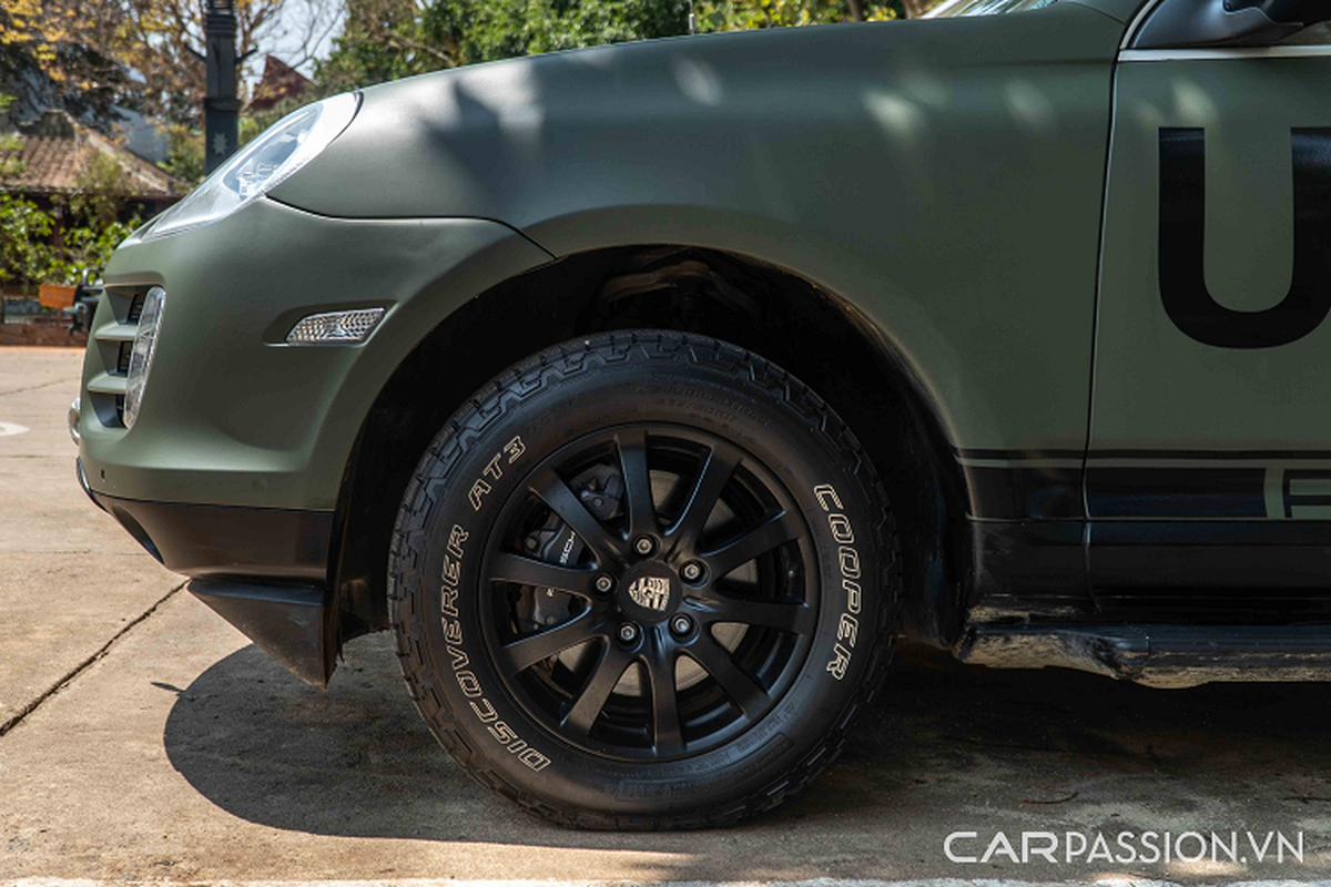 Ngam Porsche Cayenne do off-road 